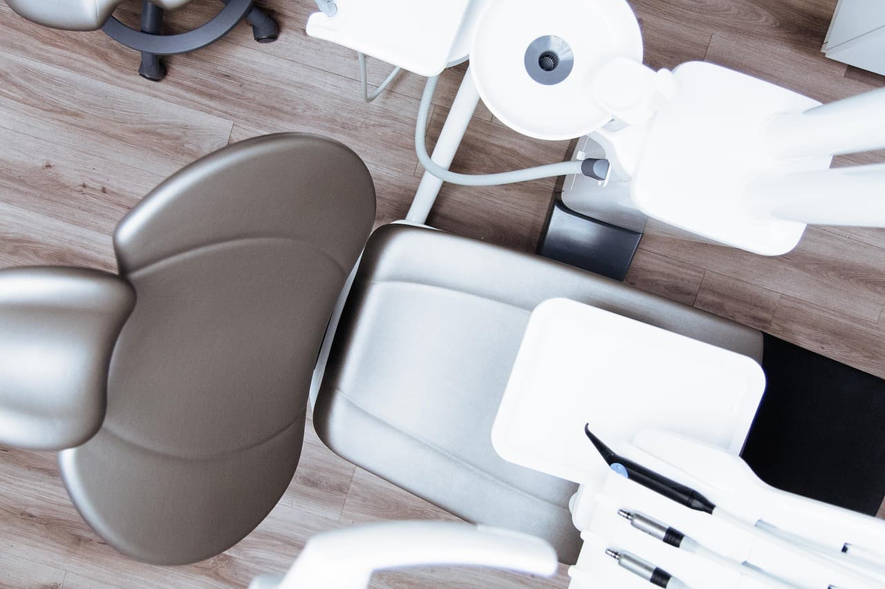 新加坡5大牙科诊所(2026)— 价格、Medisave 与 CHAS 全比较(Q&M、TP Dental、Novena Dental、Orchard Scotts、Specialist Dental Group)