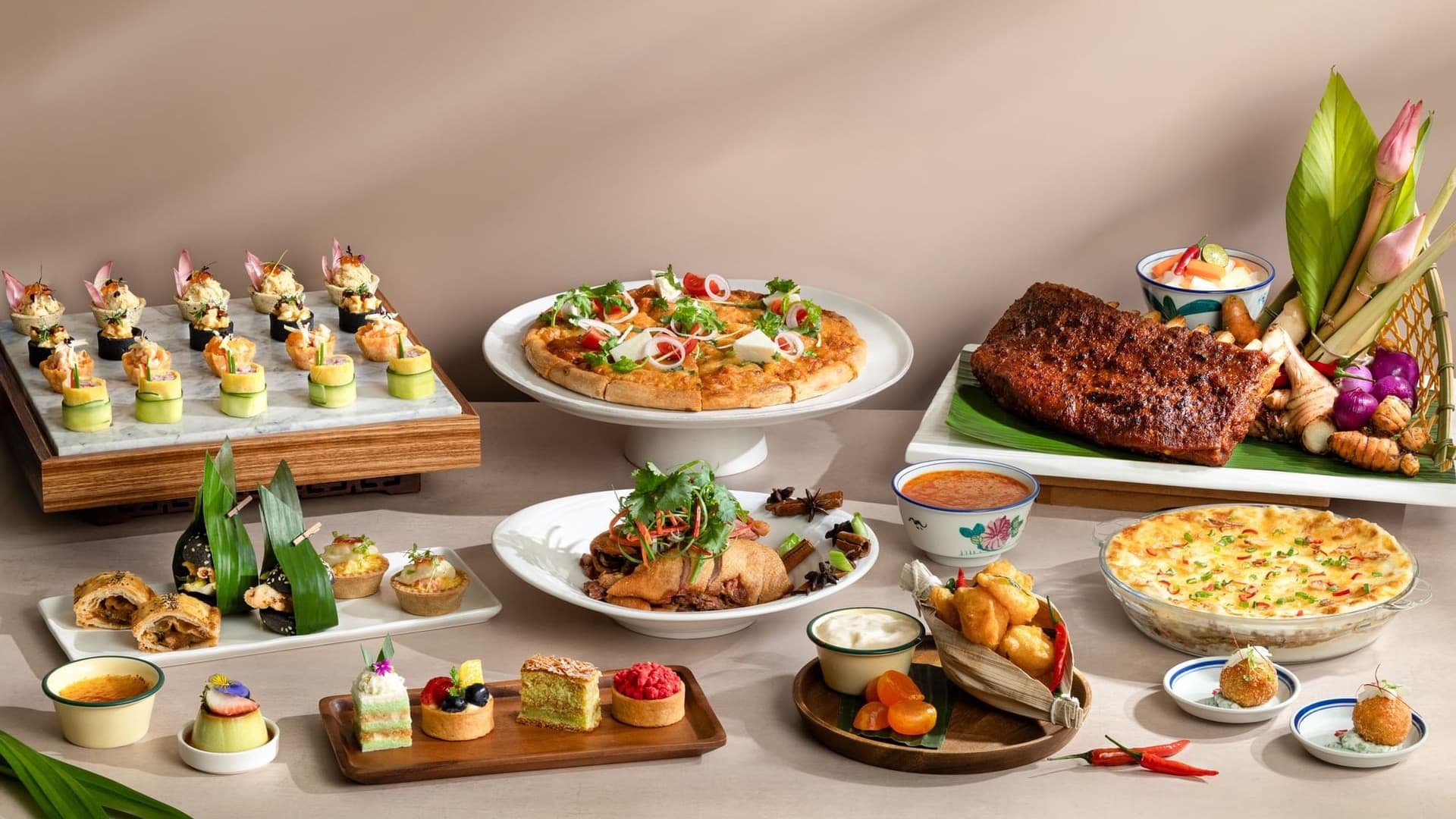 Goodwood Park Hotel SG61 下午茶:「The Local Palate」自助整个 8 月每位成人 $61++ —— 辣椒螃蟹汉堡、仁当牛肉配煎饼与椰糖蛋糕,但周末省的几乎是平日的两倍