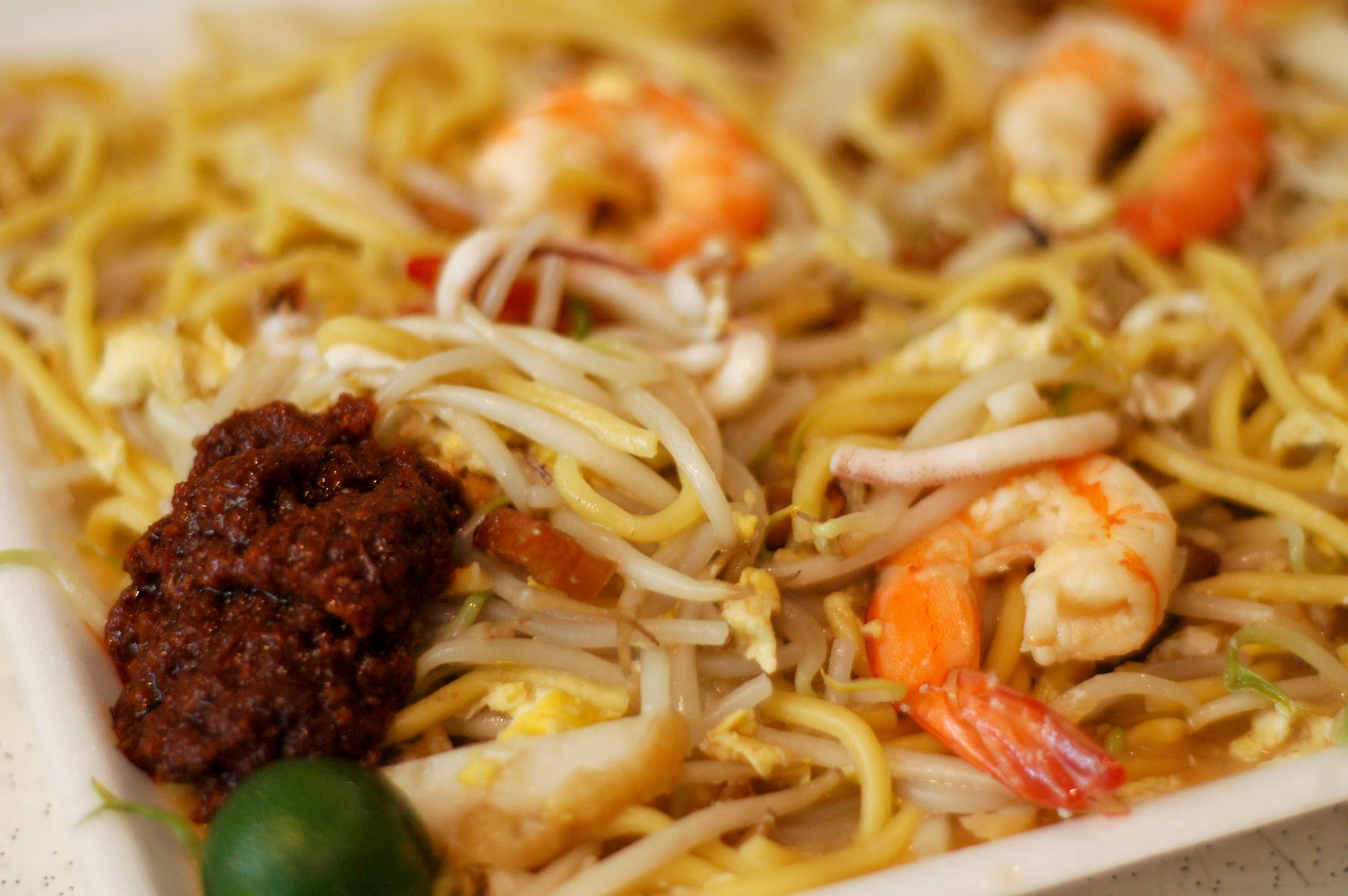 7 Best Hokkien Mee Stalls in Singapore (2026) — Wet vs Dry, Late-Night Picks, From Chomp Chomp's Ah Hock to Bib Gourmand Hong Heng & Nam Sing