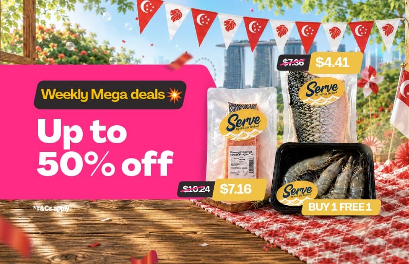 foodpanda SG61「Weekly Mega deals —— 最高 50% 折」视觉:Serve by The SG Seafood 的三文鱼、鱼与虾,价格 $4.41 起,背景为滨海湾与国庆国旗。