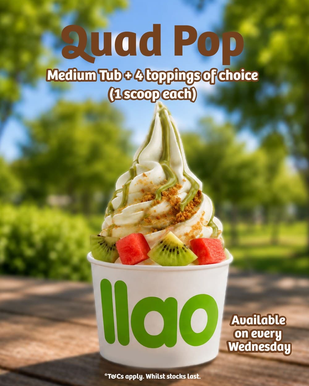 llaollao Quad Pop 海报:一杯中杯冻酸奶,铺满奇异果、西瓜、抹茶酱与饼干碎,写着 Quad Pop、Medium Tub + 4 toppings of choice(1 scoop each)、每逢周三供应。