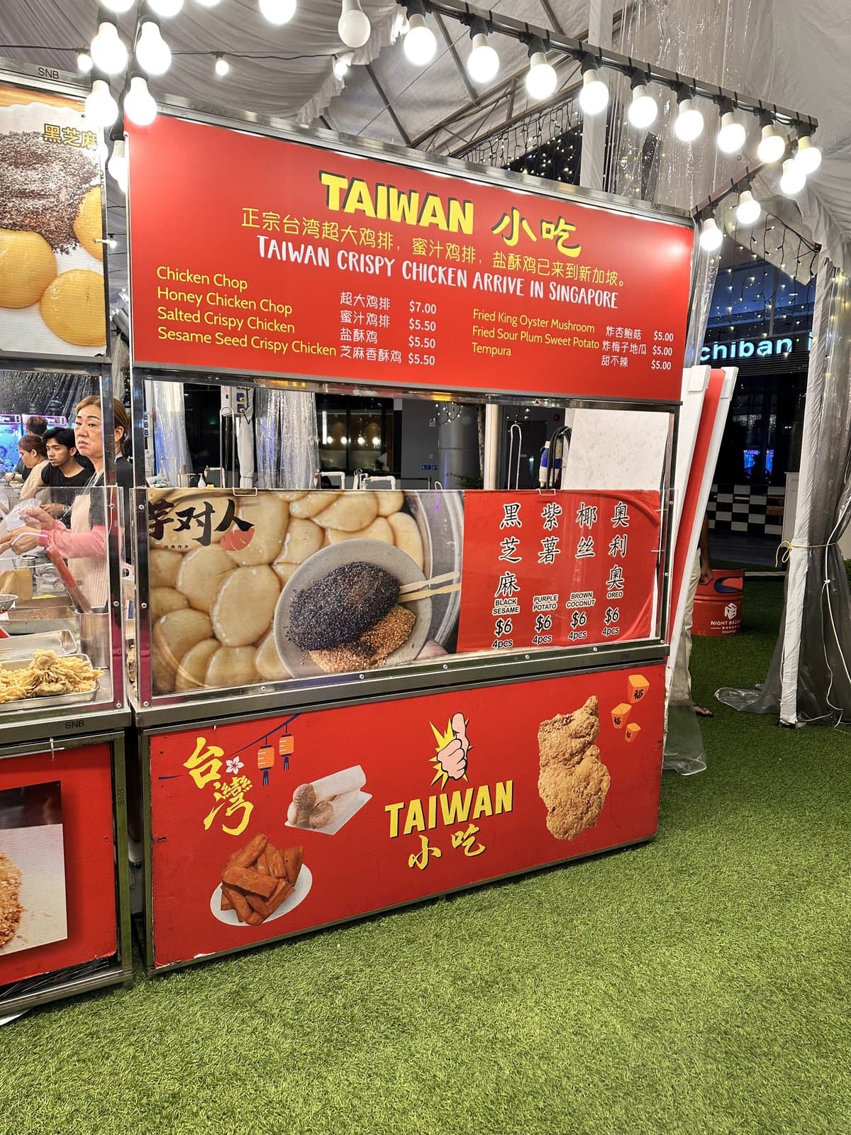 榜鹅 Waterway Point 台湾夜市的台灣小吃摊位招牌 — 菜单显示鸡扒 $7、蜂蜜鸡扒、咸酥脆鸡、芝麻脆鸡