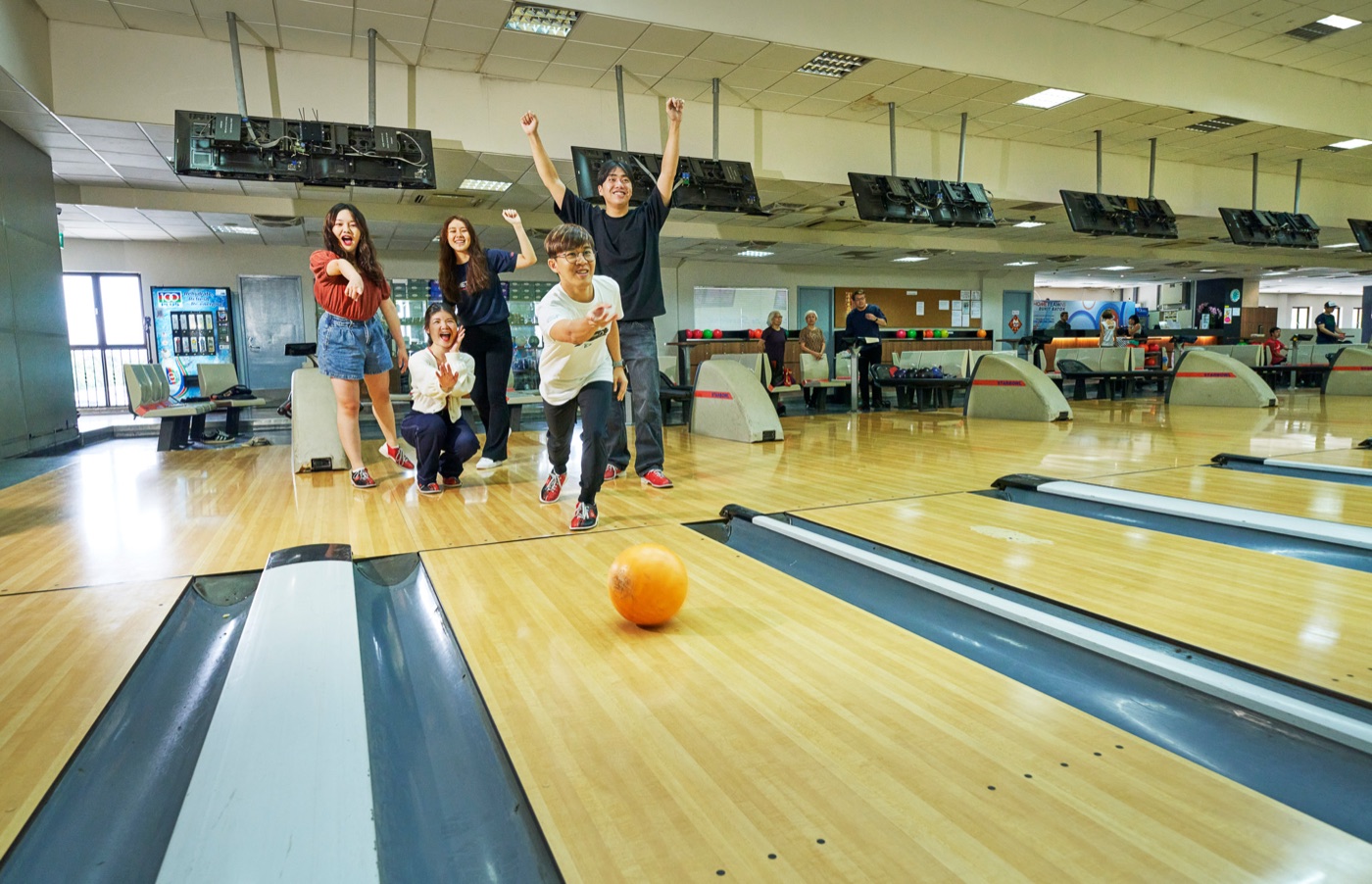 StarBowl @ HomeTeamNS Bukit Batok: 24 Lanes Open to 3am, but Nothing Published on Price