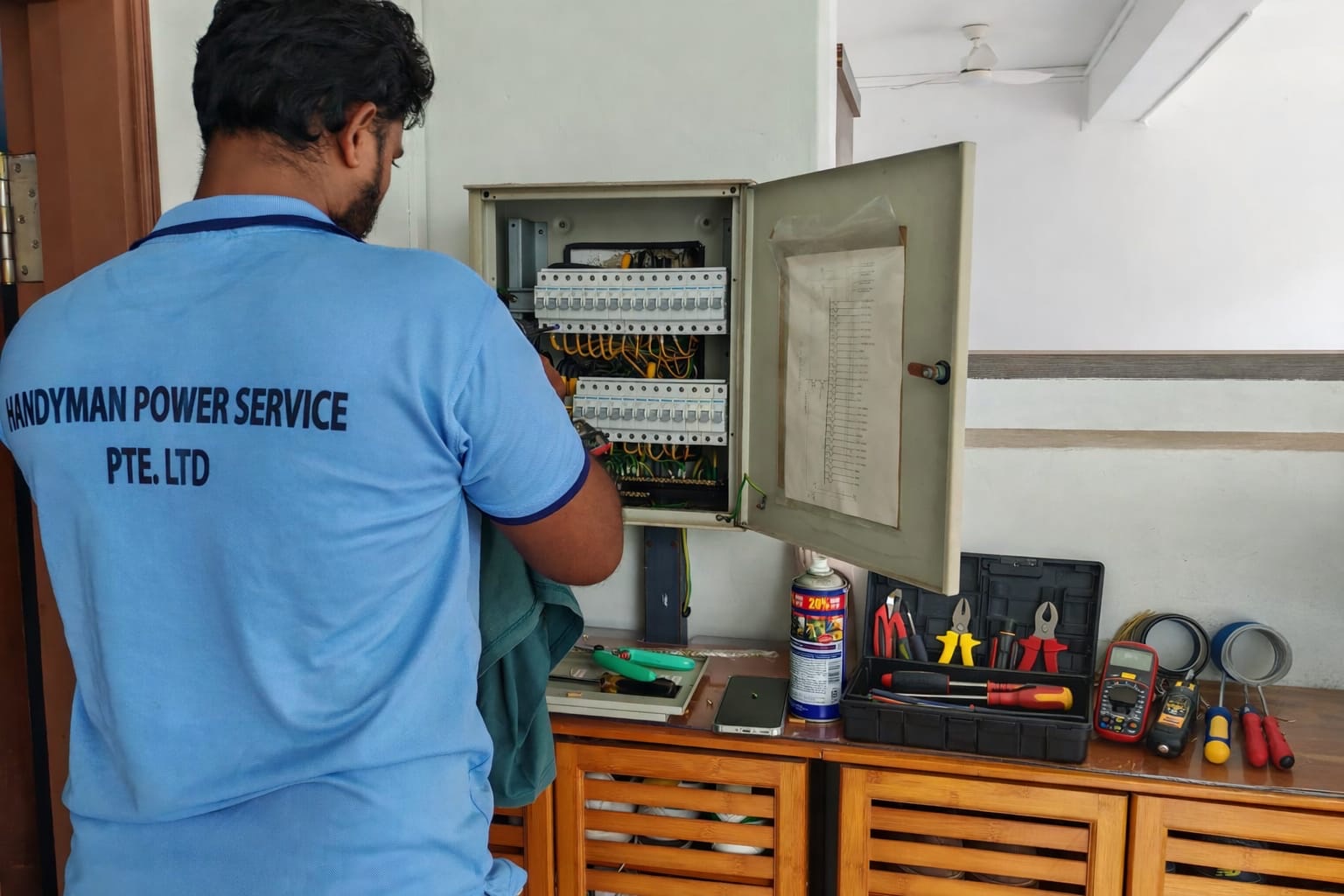 Electrician24.sg: an $80 emergency call-out, a 90-day guarantee, and two different first-time discounts