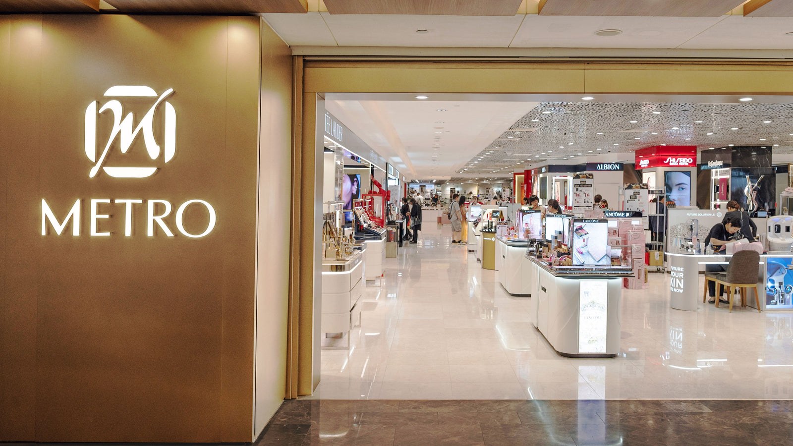 Metro: department-store fragrance counters with 15% off Beauty online