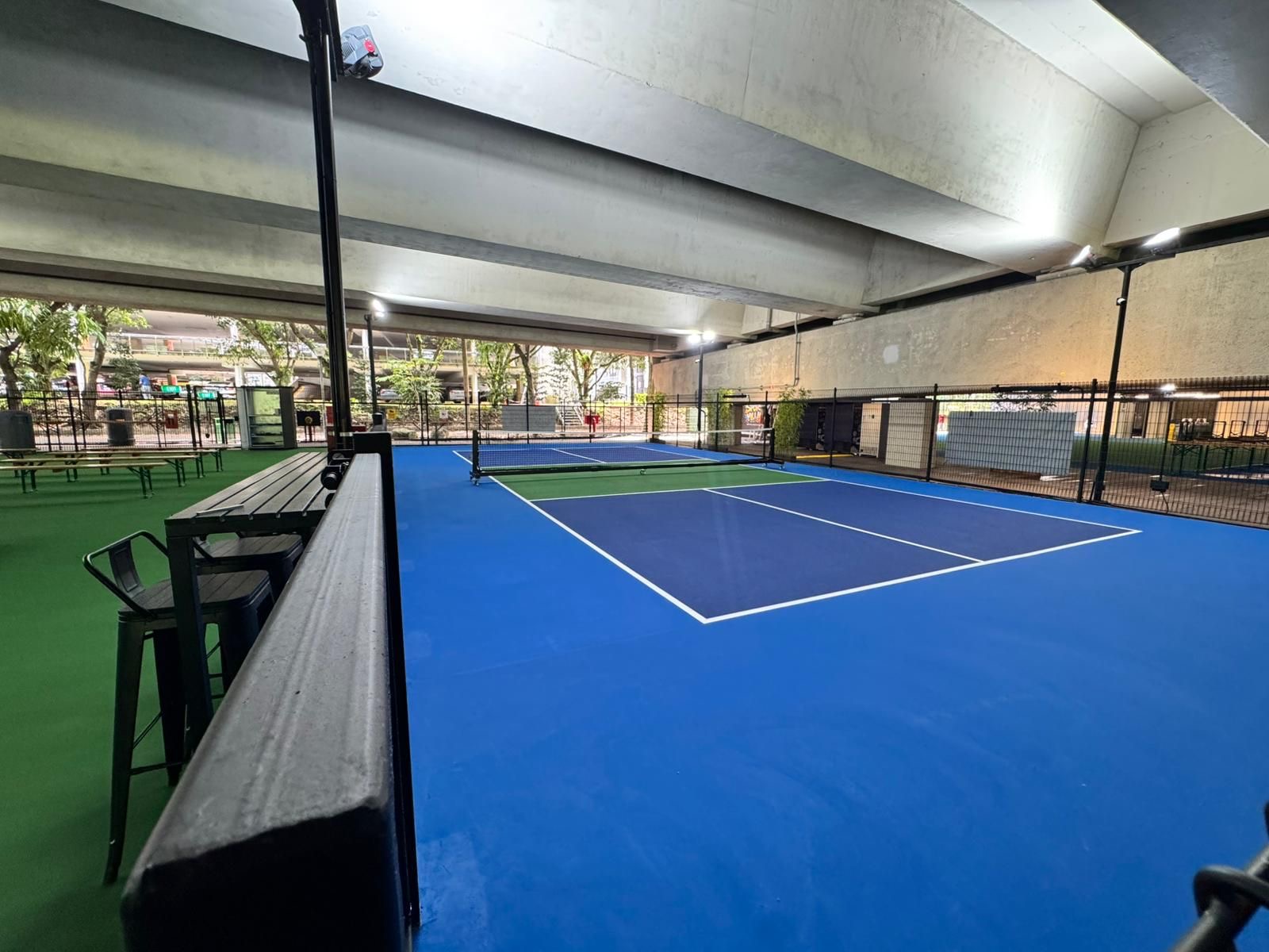 ARK Sports Village — 高架桥下 5 片全遮蔽球场,$20/小时起