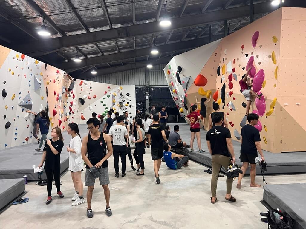 Ark Bloc 榜鹅 —— 一张 $28 的票同时涵盖抱石、街头健身与大力士训练, 三次套票 $58 而非 $84