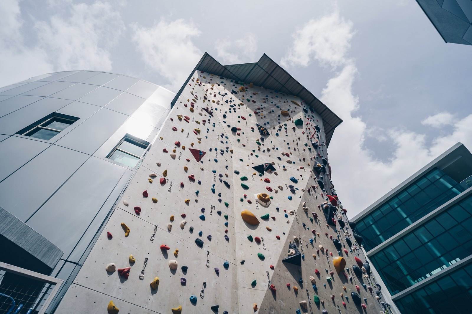 Ground Up Climbing —— 全新加坡最便宜的一次攀爬 $12、最便宜的月费 $65, 也是本榜唯一设有户外先锋攀登墙的场馆