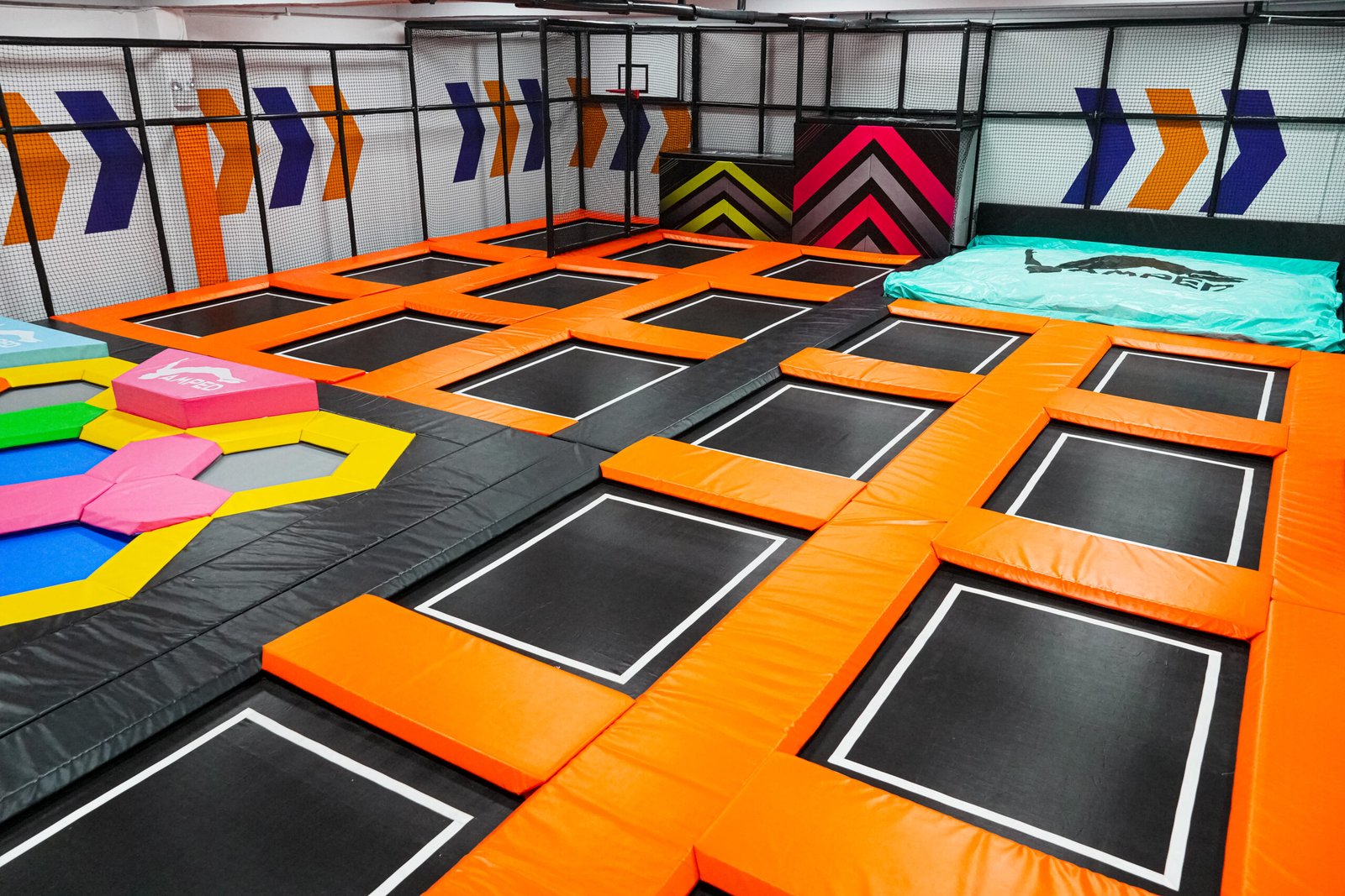 AMPED Trampoline Park (Roxy Square): 最划算, 每小时 $26.90, 7 岁以下 $10