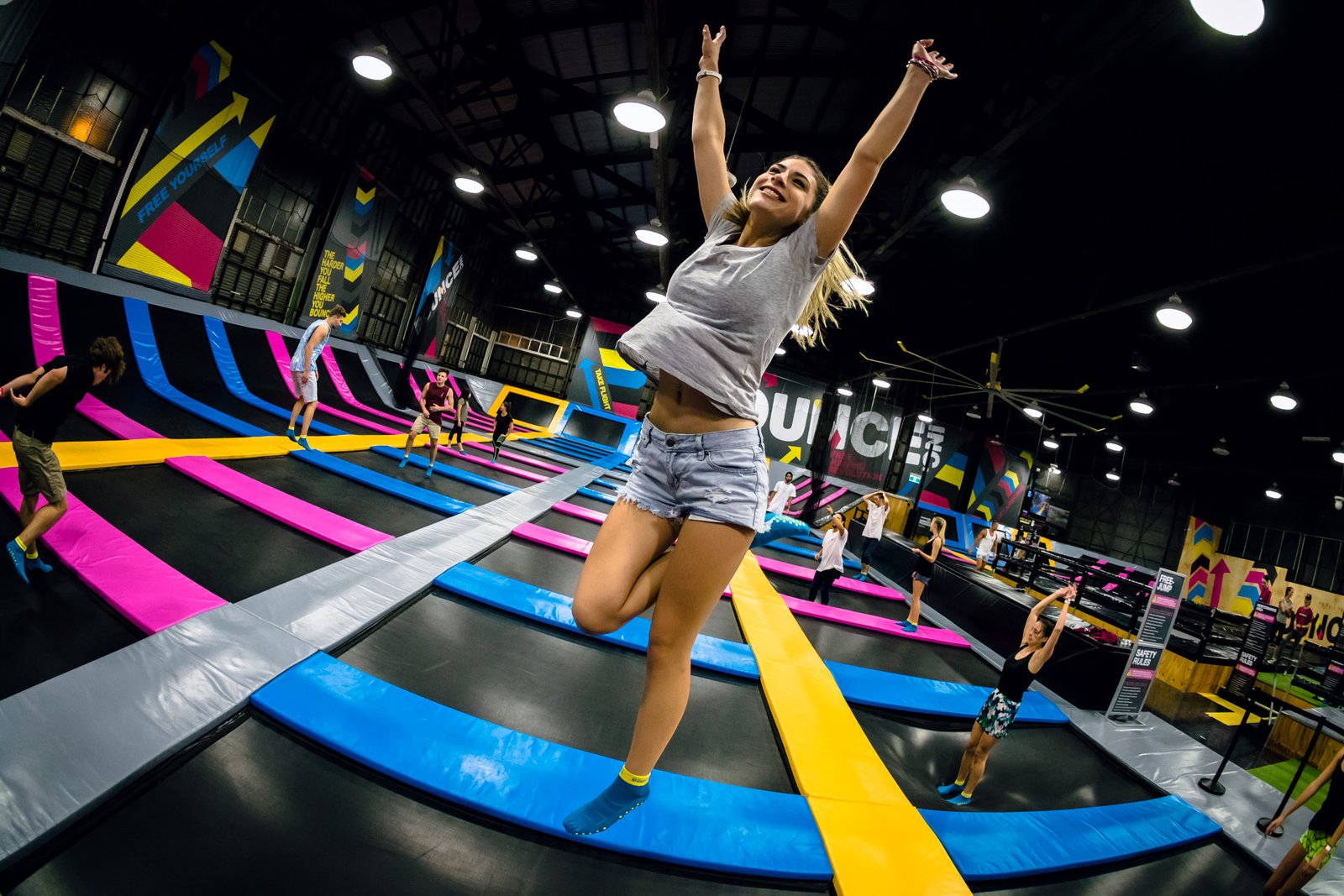 BOUNCE Singapore (Orchard Cineleisure): 最适合青少年与大人, 10 次套票 $199 到 11 月 30 日