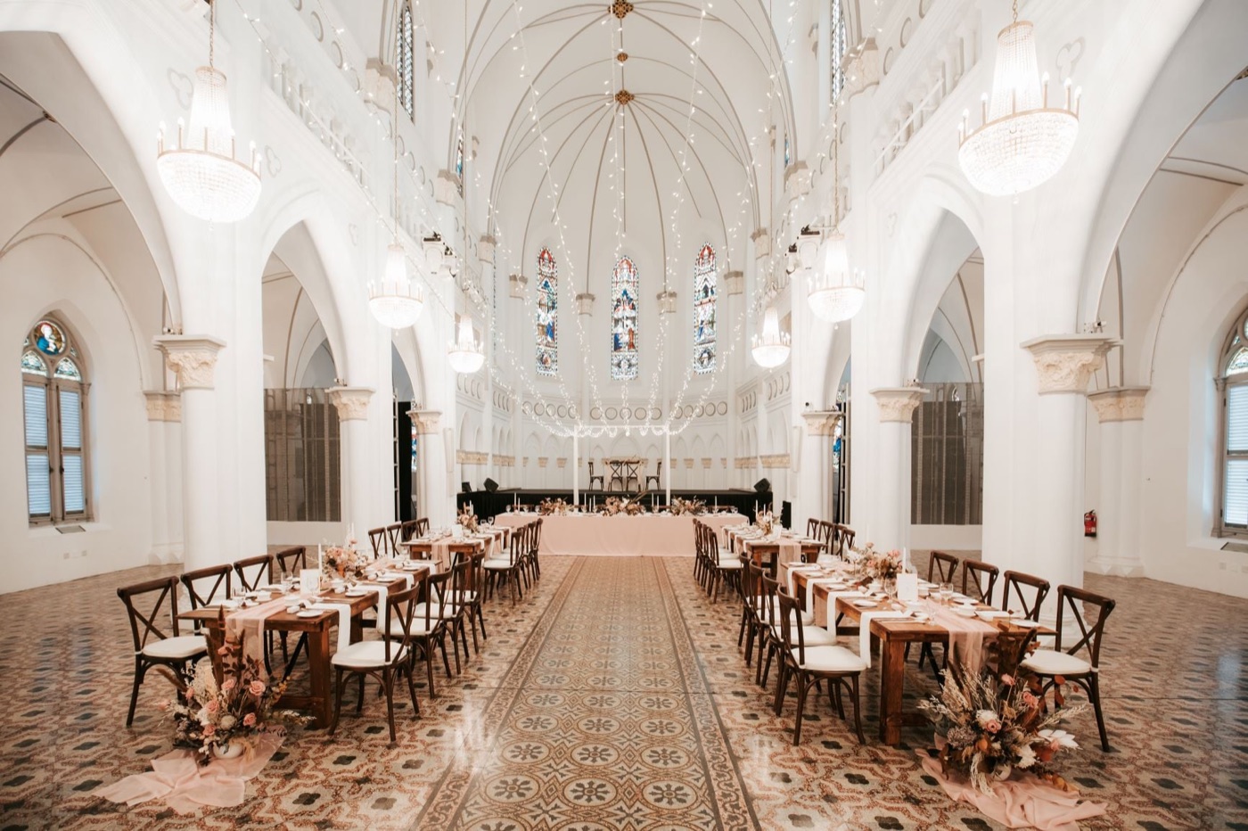 CHIJMES: 迷人历史哥特式礼拜堂与庭院