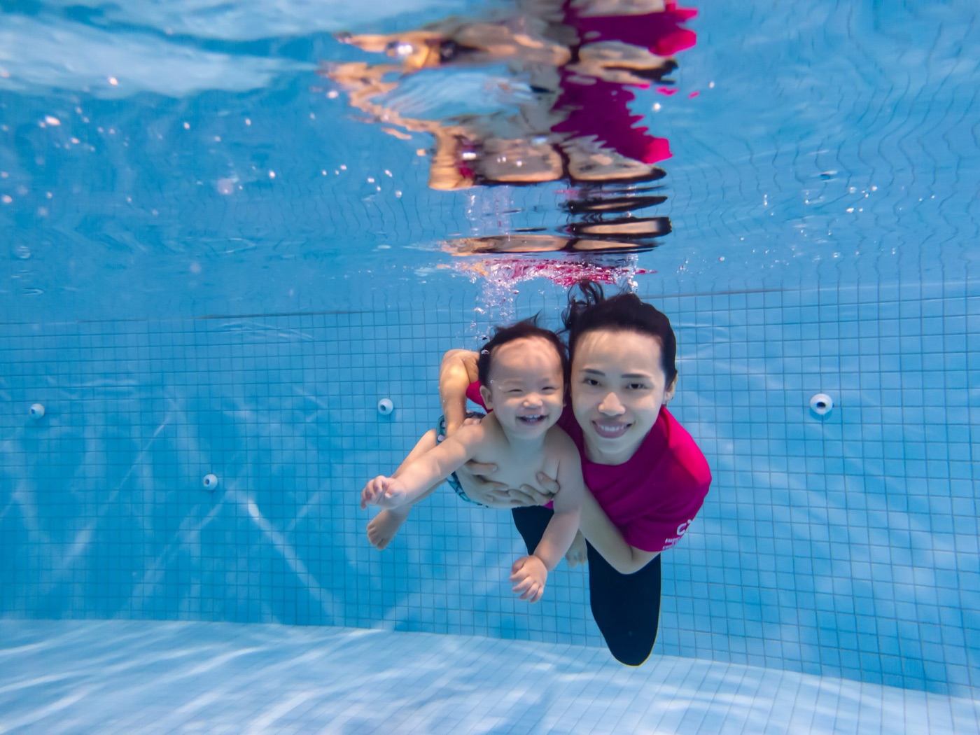 Happy Fish 游泳学校:10 间室内恒温泳池,4 个月起收