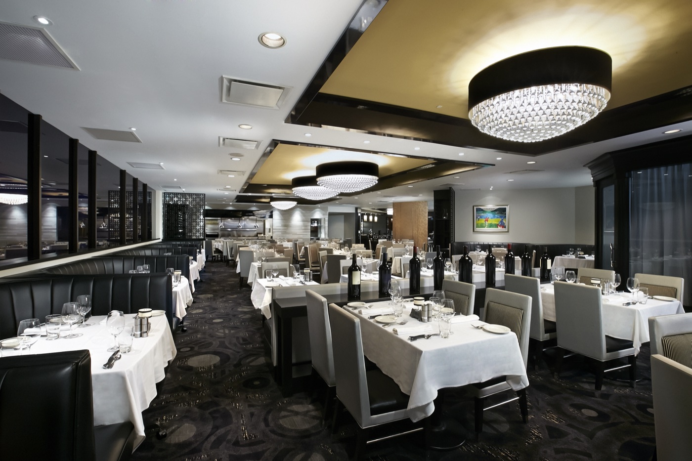 Morton's The Steakhouse:菲力 S$102、肋眼 S$136,平日不供应午餐