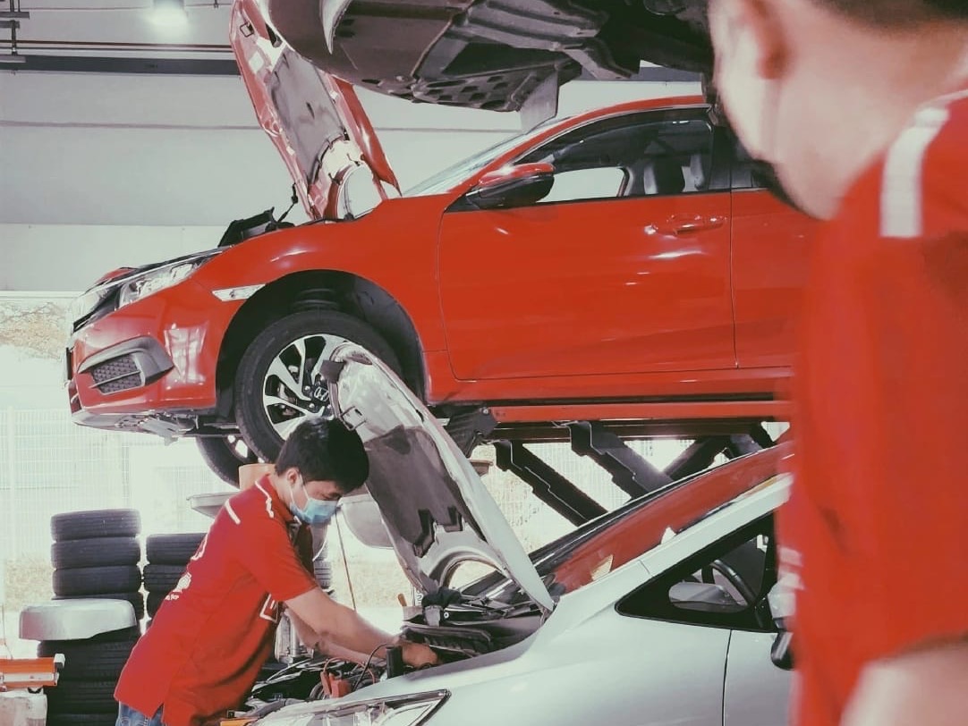 Motoserv: 12 workshops under Shell Autoserv and Caltex autoPro, a new $96 Pennzoil package, the hybrid 0W-20 package cut to $118 from $148 but sold at only 8 of them, and the most expensive extra oil on this list at $32.71 a litre