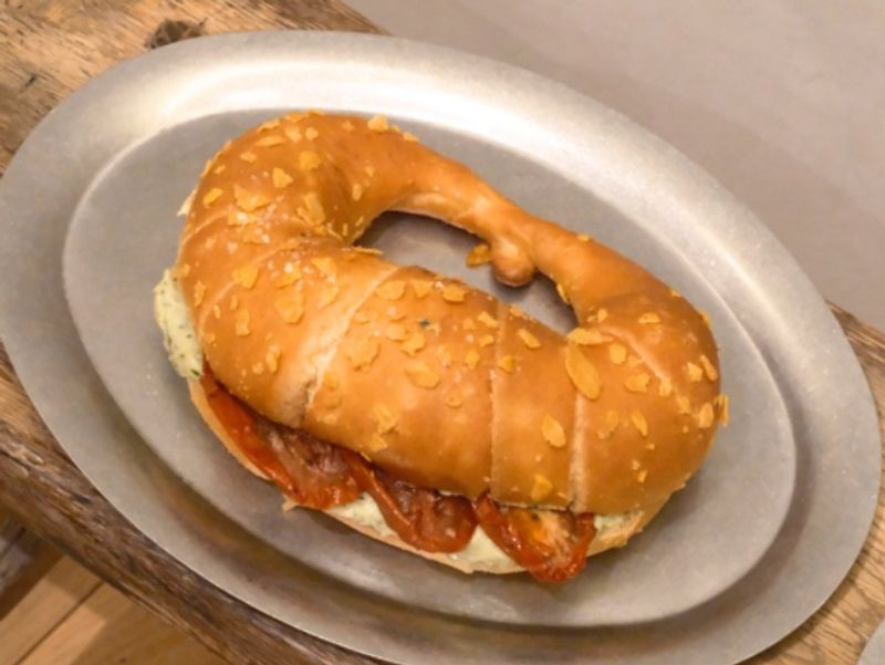 noci bakehouse 的贝果与面包, 来自其官方菜单摄影。