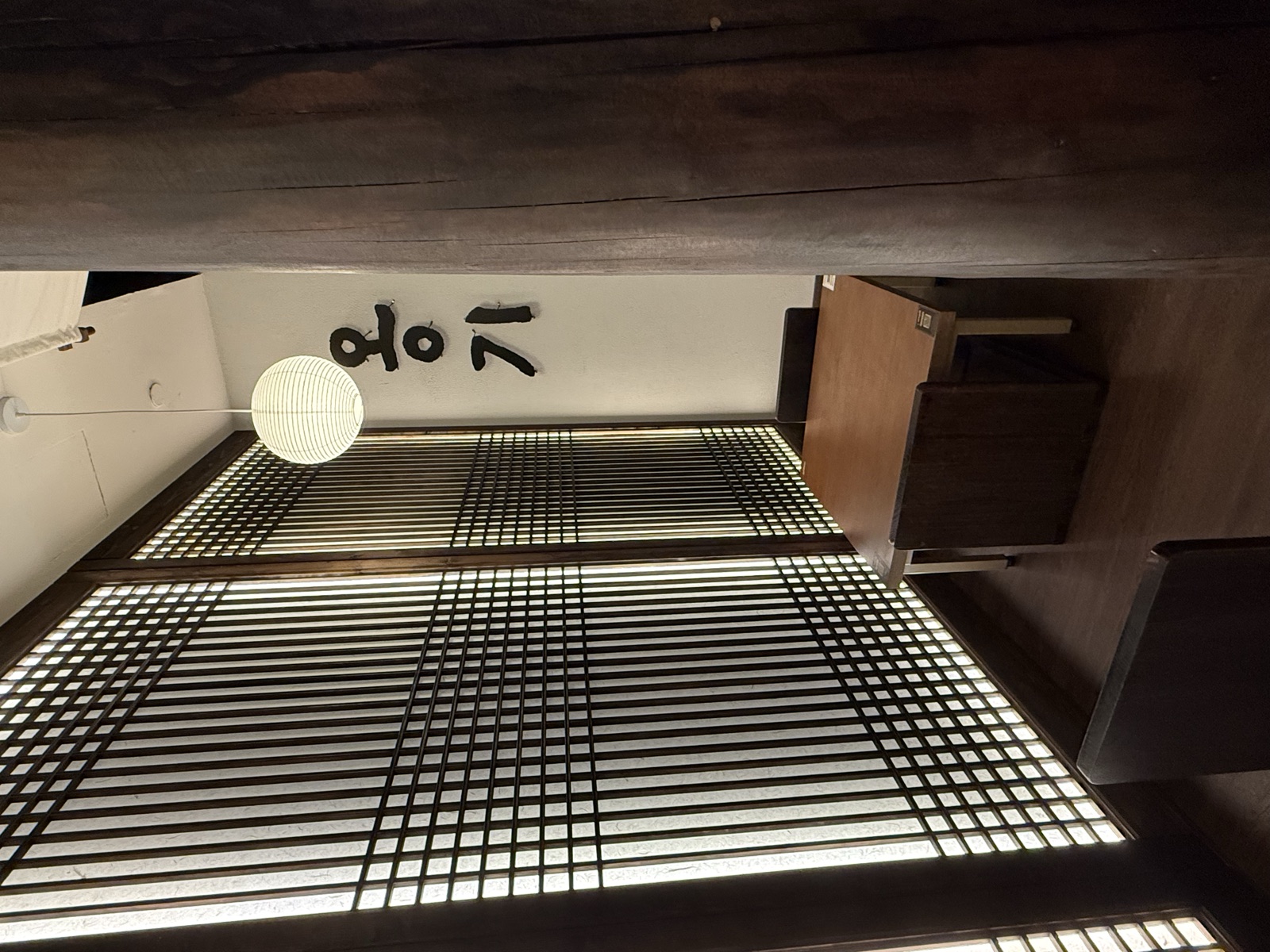 Corner nook at Onggii Novena Square 2 with 옹기 calligraphy on the wall.